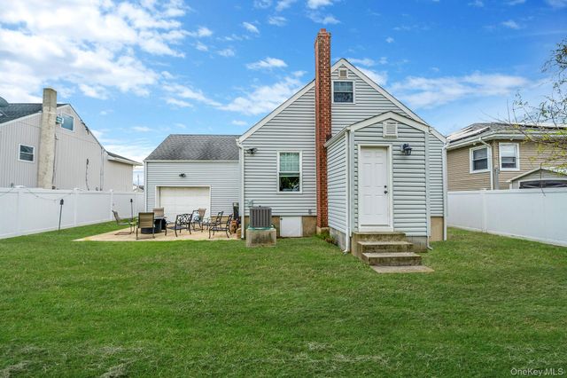 253 E Riviera Drive, Lindenhurst, NY 11757