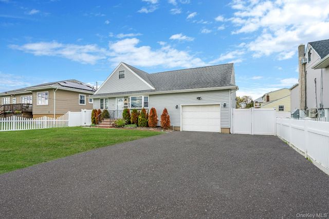 253 E Riviera Drive, Lindenhurst, NY 11757