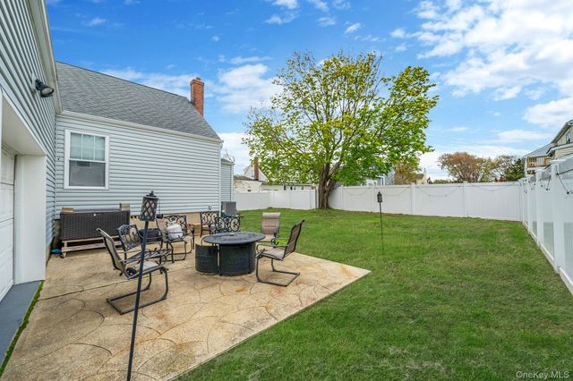 253 E Riviera Drive, Lindenhurst, NY 11757