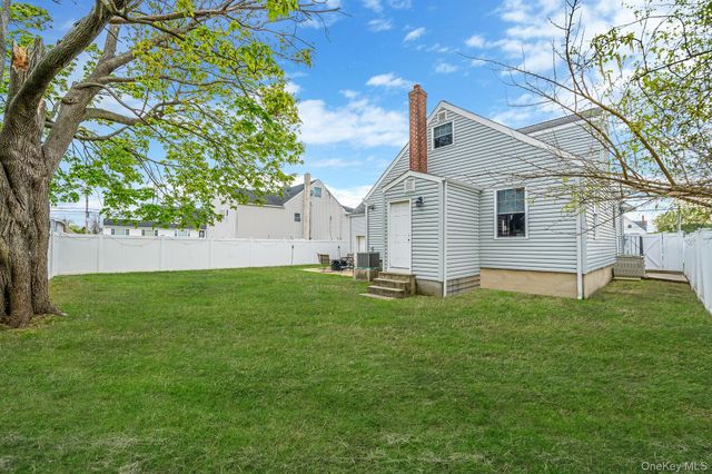 253 E Riviera Drive, Lindenhurst, NY 11757