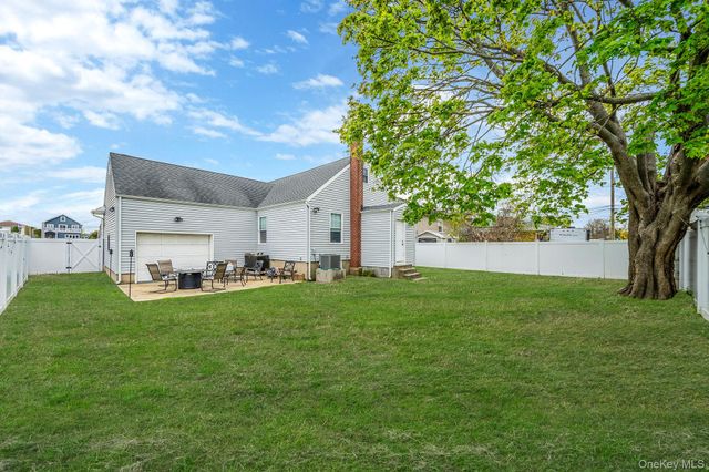 253 E Riviera Drive, Lindenhurst, NY 11757