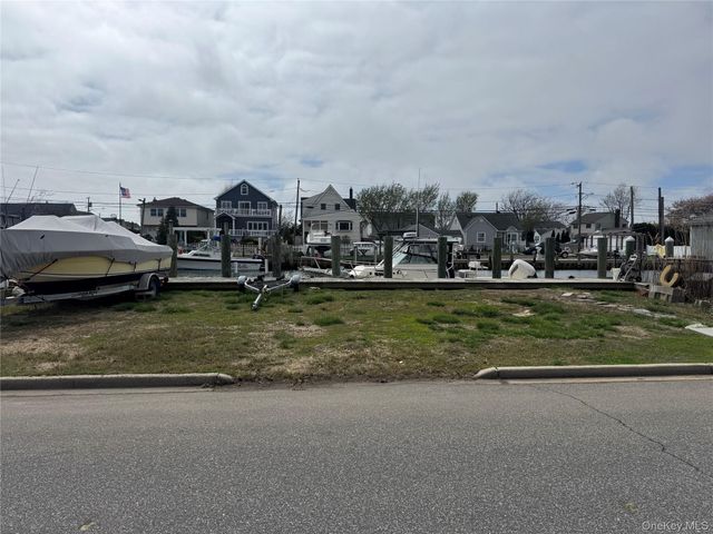 253 E Riviera Drive, Lindenhurst, NY 11757