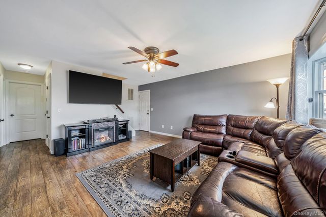 253 E Riviera Drive, Lindenhurst, NY 11757