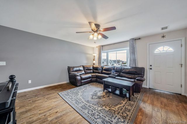 253 E Riviera Drive, Lindenhurst, NY 11757