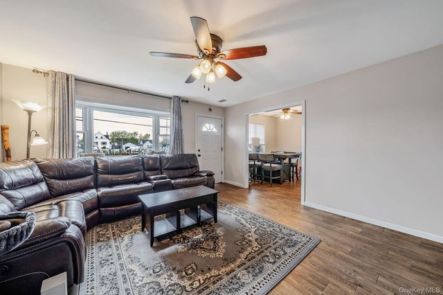 253 E Riviera Drive, Lindenhurst, NY 11757