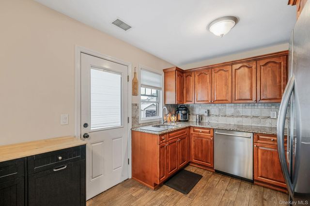 253 E Riviera Drive, Lindenhurst, NY 11757