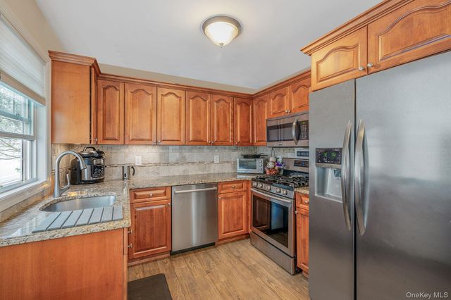 253 E Riviera Drive, Lindenhurst, NY 11757