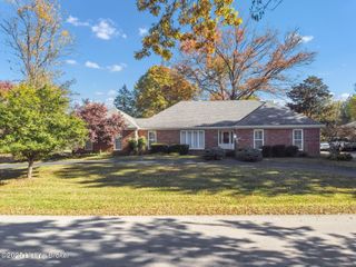 2417 Chattesworth Ln, Louisville, KY 40242