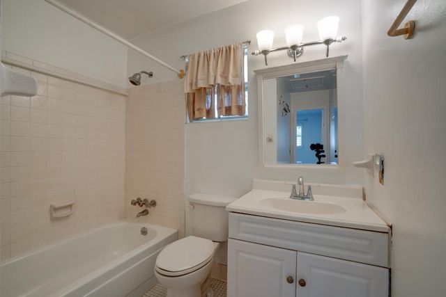 2111 NE 1st Court 203, Boynton Beach, FL 33435