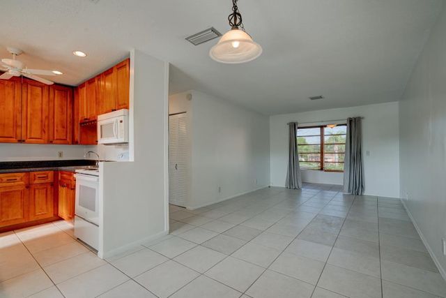 2111 NE 1st Court 203, Boynton Beach, FL 33435