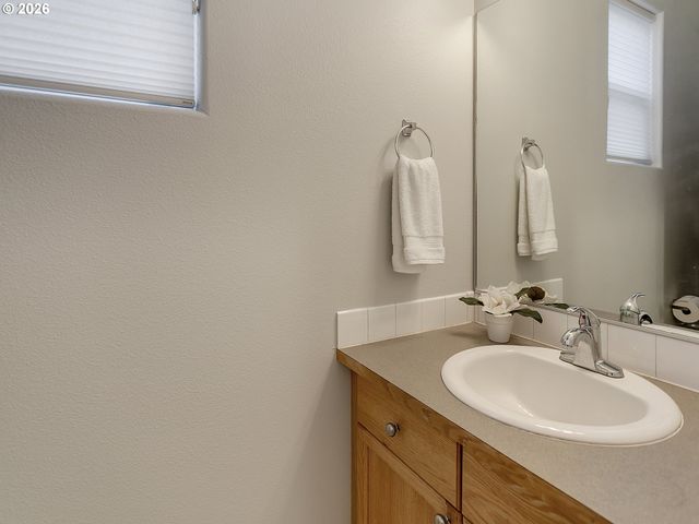 5205 Ne Simpson St, Portland, OR 97218