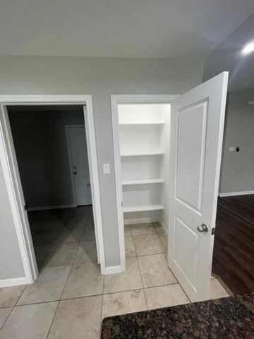 604 Willis, Alvin, TX 77511