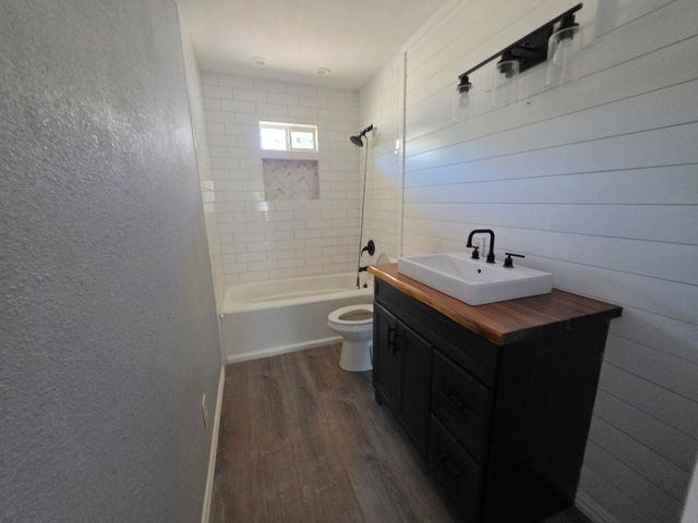 2802 Rockwood Drive, Granbury, TX 76048