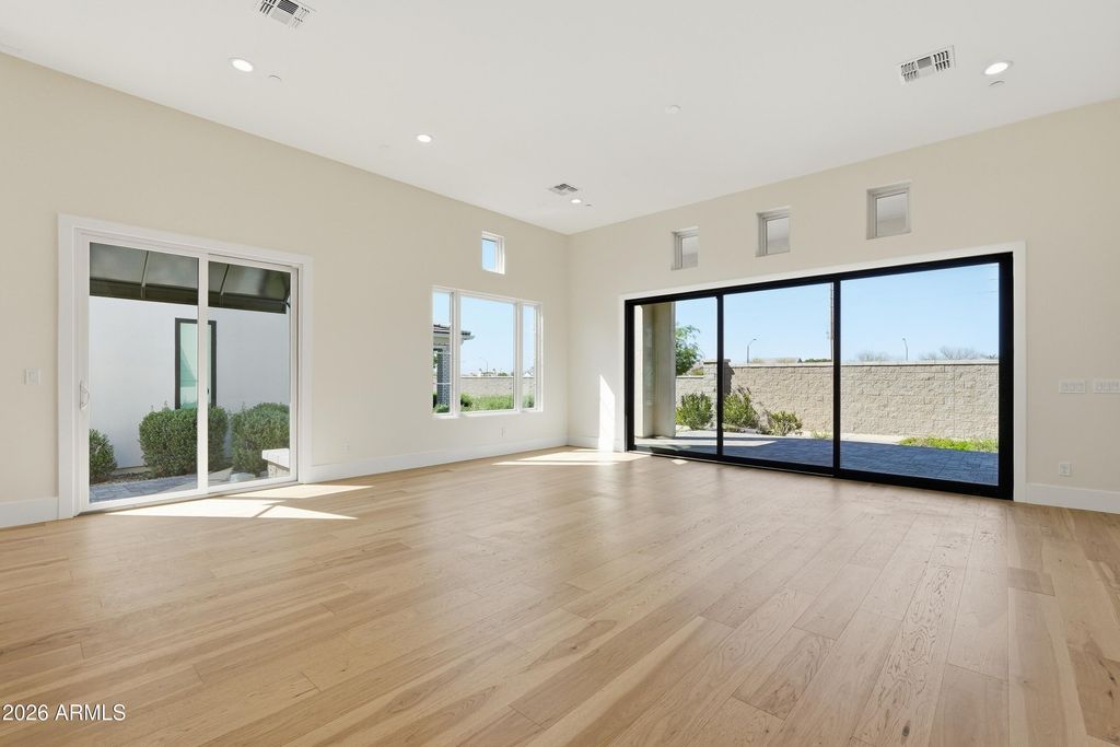 Image 8 of property listing at 2664 E LONGHORN Court, Gilbert, AZ 85297