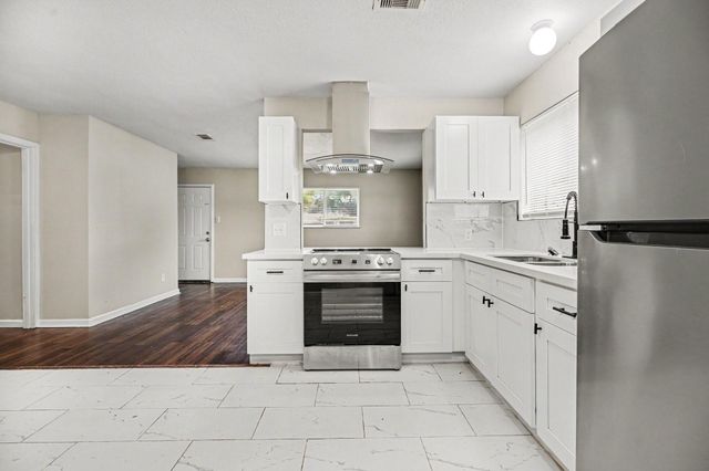 2222 20th Avenue N, Texas City, TX 77590