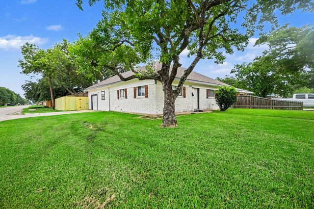 2222 20th Avenue N, Texas City, TX 77590