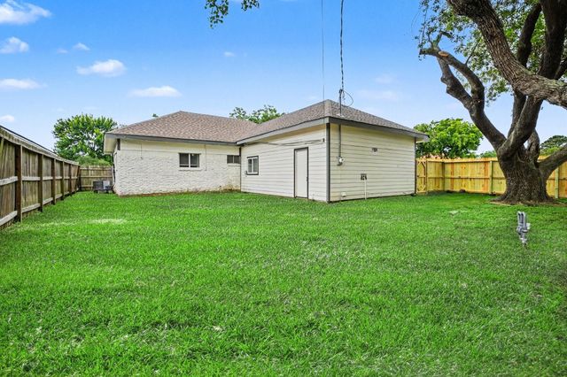 2222 20th Avenue N, Texas City, TX 77590