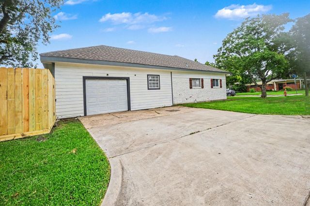 2222 20th Avenue N, Texas City, TX 77590