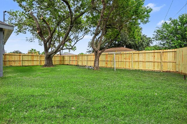 2222 20th Avenue N, Texas City, TX 77590