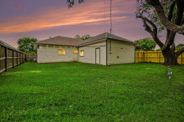 2222 20th Avenue N, Texas City, TX 77590
