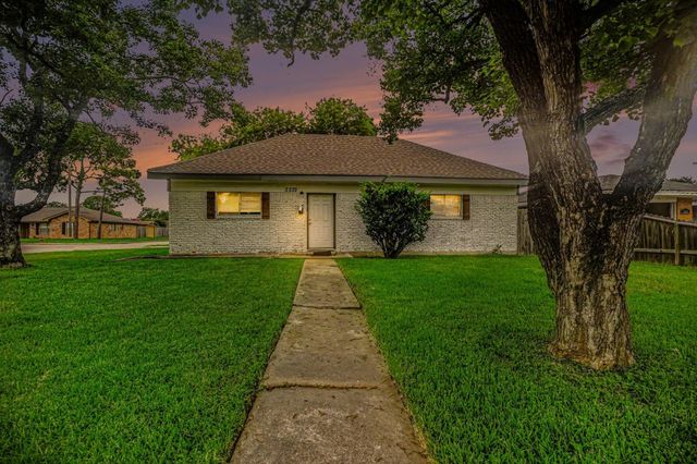 2222 20th Avenue N, Texas City, TX 77590
