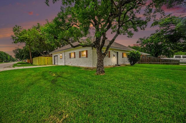 2222 20th Avenue N, Texas City, TX 77590