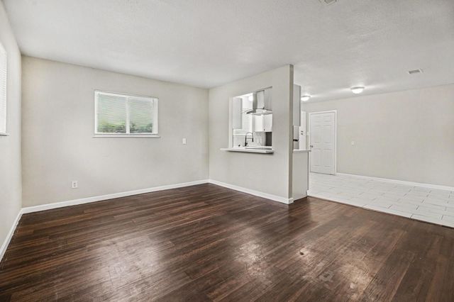 2222 20th Avenue N, Texas City, TX 77590