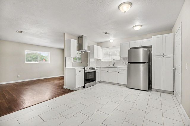 2222 20th Avenue N, Texas City, TX 77590