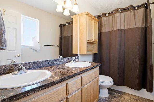 1005 N 10th Street, Central Point, OR 97502
