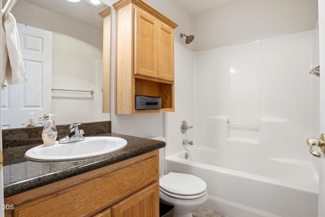 1005 N 10th Street, Central Point, OR 97502
