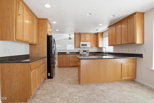 1005 N 10th Street, Central Point, OR 97502