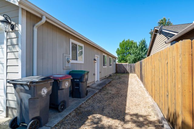 1005 N 10th Street, Central Point, OR 97502