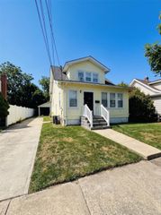 711 S Broadway, Lindenhurst, NY 11757