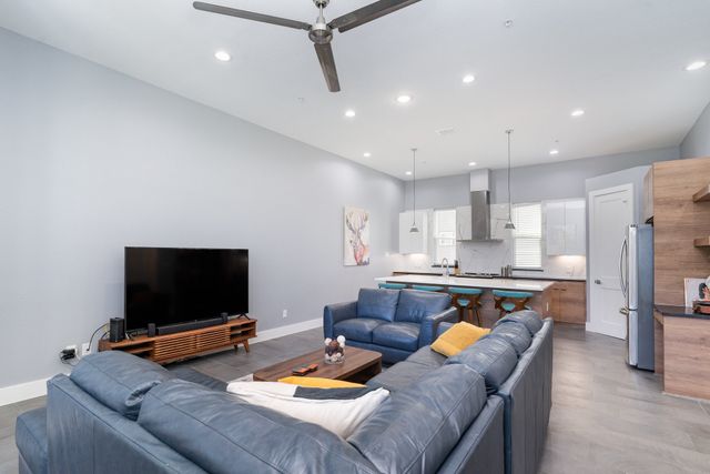 2239 Lovedale Avenue 105, Dallas, TX 75235