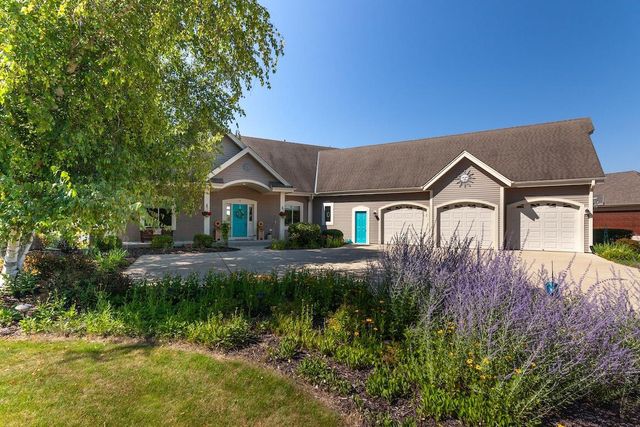 387 Still Water COURT, Dousman, WI 53118