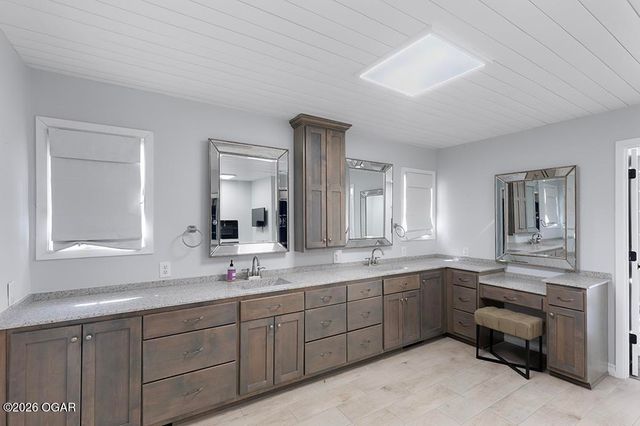 606 Meadowmere Drive, Webb City, MO 64870