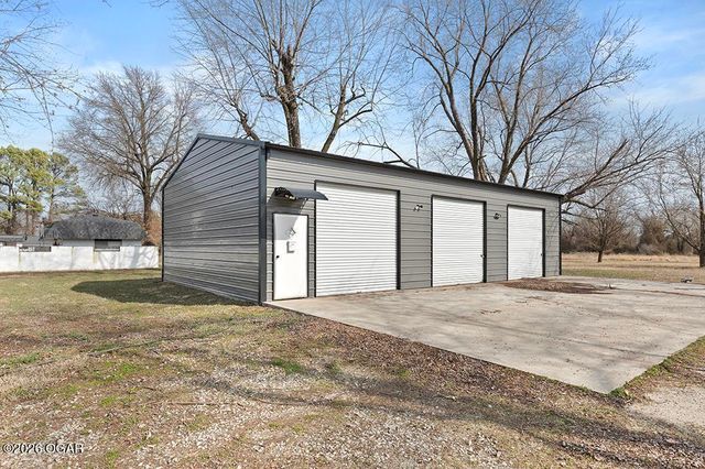 606 Meadowmere Drive, Webb City, MO 64870