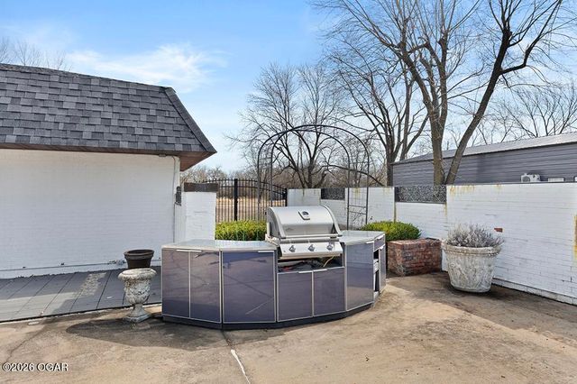 606 Meadowmere Drive, Webb City, MO 64870