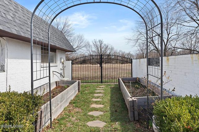 606 Meadowmere Drive, Webb City, MO 64870