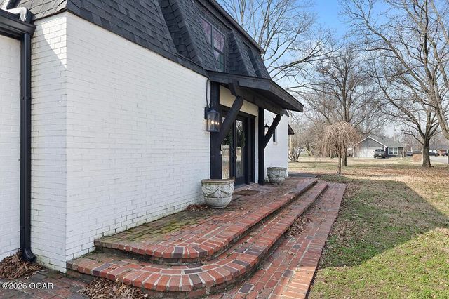 606 Meadowmere Drive, Webb City, MO 64870