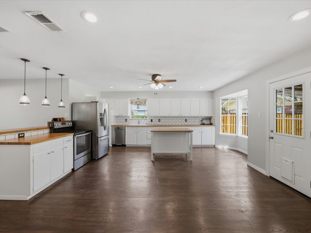 2732 Foxcroft Circle, Denton, TX 76209