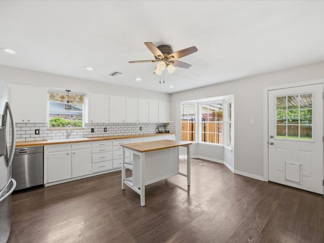 2732 Foxcroft Circle, Denton, TX 76209