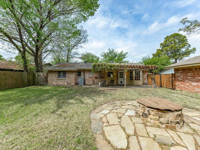 2732 Foxcroft Circle, Denton, TX 76209