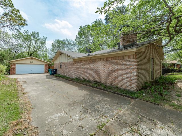 2732 Foxcroft Circle, Denton, TX 76209