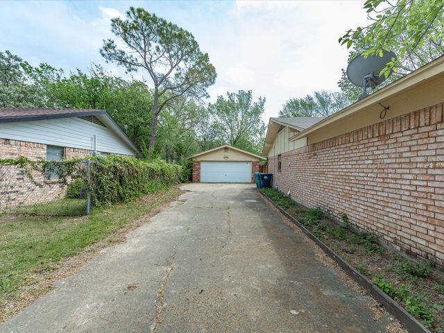2732 Foxcroft Circle, Denton, TX 76209