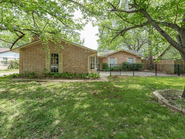 2732 Foxcroft Circle, Denton, TX 76209