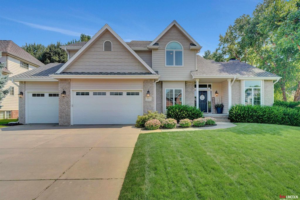 3811 Petersburg Court, Lincoln, NE 68516