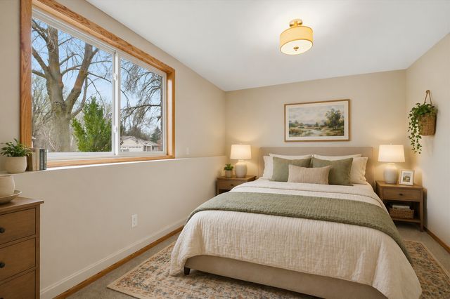 6560 49th Street N, Oakdale, MN 55128