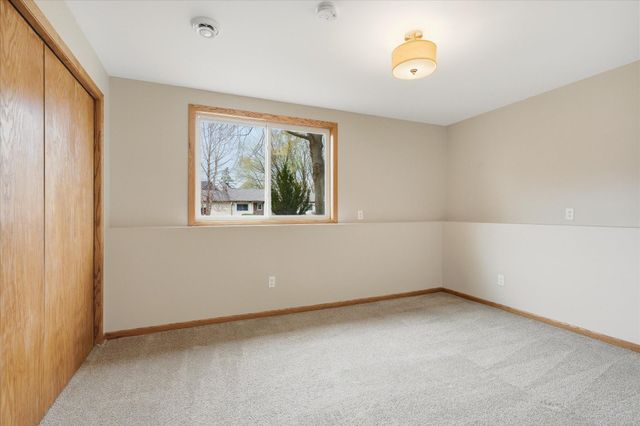 6560 49th Street N, Oakdale, MN 55128