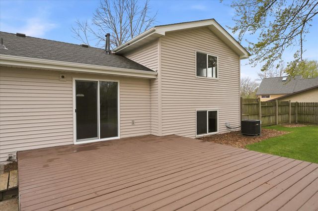 6560 49th Street N, Oakdale, MN 55128